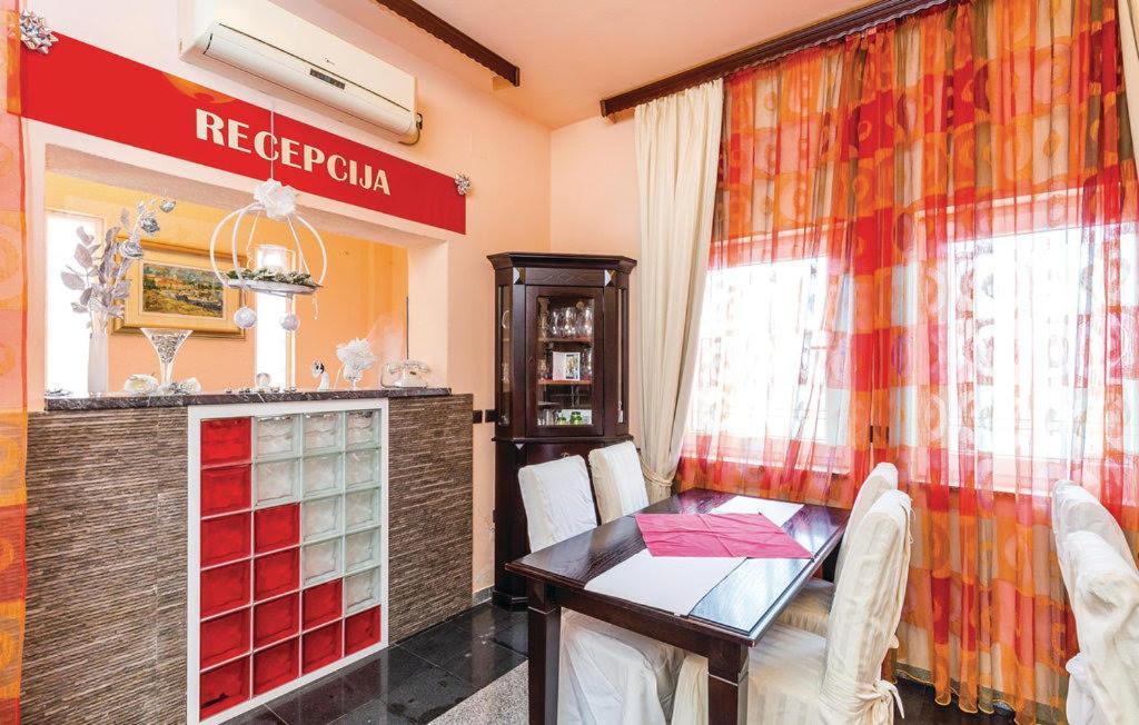 Bed & Breakfast Valentina Metajna Exteriör bild